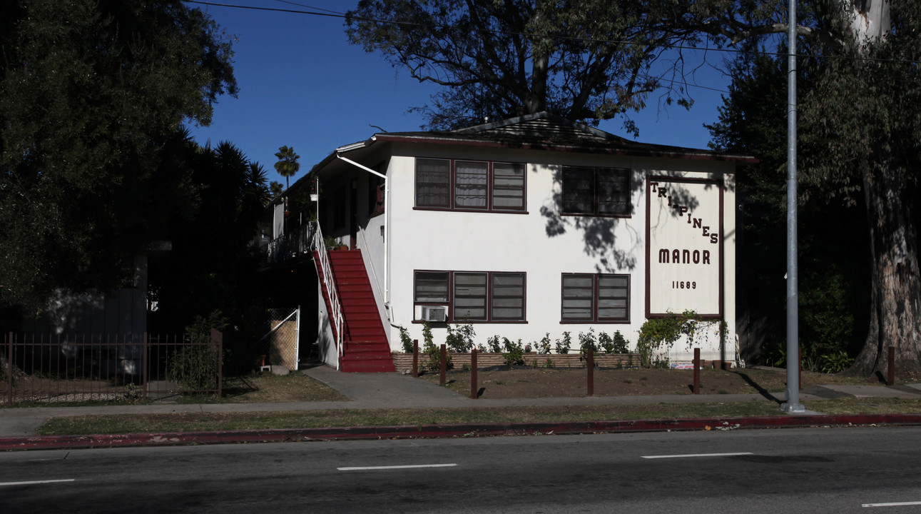 11689 Chandler Blvd in North Hollywood, CA - Building Photo