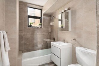 399 E 8th St in New York, NY - Foto de edificio - Building Photo