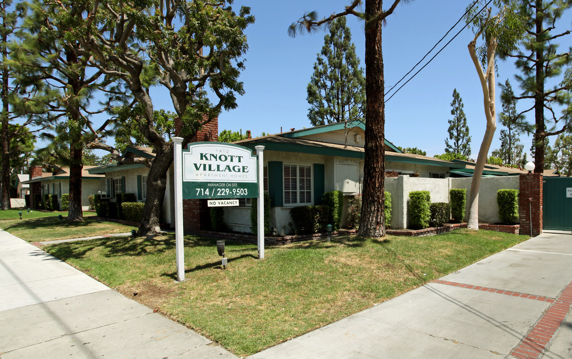 Knott Village Apartments in Anaheim, CA - Building Photo