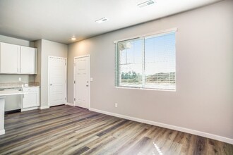 337 Molinar St in Johnstown, CO - Foto de edificio - Building Photo