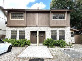 2565 NE 182nd St in North Miami Beach, FL - Building Photo