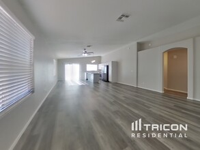 8021 N 87th Dr in Peoria, AZ - Building Photo - Building Photo
