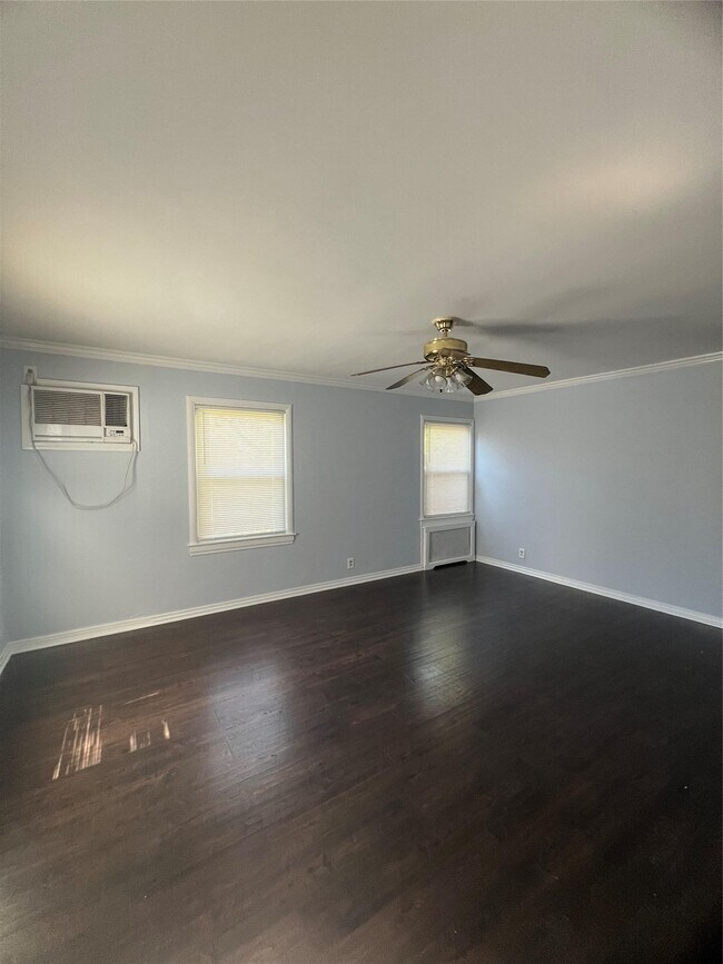 54 Greenway E in Manhasset Hills, NY - Building Photo - Building Photo