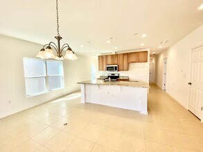 2011 Handsome Hill Ln in Davenport, FL - Foto de edificio - Building Photo