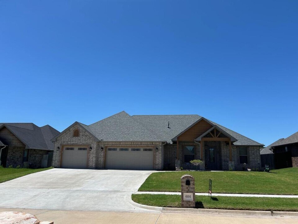 604 NW Newgate Dr in Lawton, OK - Building Photo
