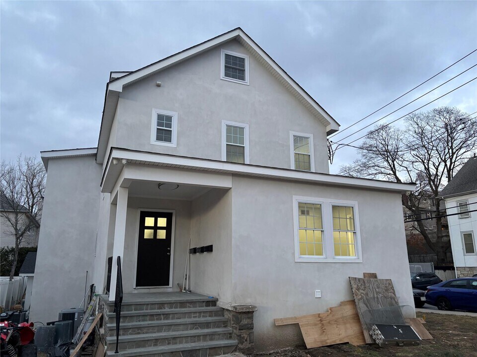 155 Montgomery Ave in Scarsdale, NY - Building Photo