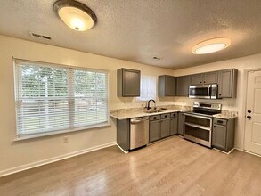 4205 Brookvalley Dr in Raleigh, NC - Foto de edificio - Building Photo