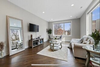 2303 W Wilcox St in Chicago, IL - Building Photo - Building Photo