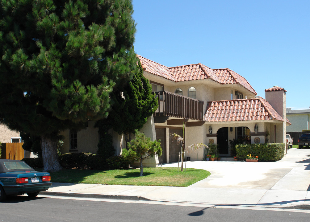 16712 Dolores St in Huntington Beach, CA - Building Photo