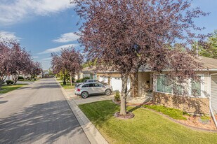 Charlton Court in Sherwood Park, AB - Building Photo