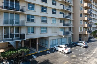 Runaway Bay Condominium in Fort Lauderdale, FL - Foto de edificio - Building Photo