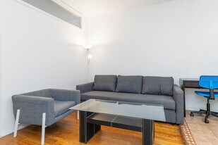 250 E 82nd St in New York, NY - Building Photo