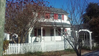 1002 Fisher St in Morehead City, NC - Building Photo