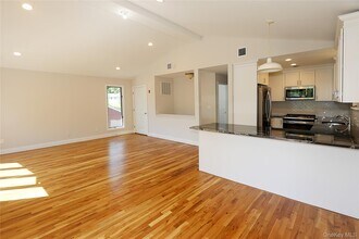 77 Juniper Rd in Port Washington, NY - Building Photo - Building Photo