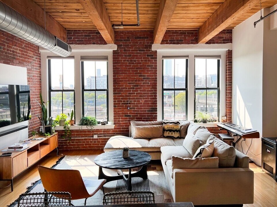 9 W Broadway, Unit 1 in Boston, MA - Building Photo