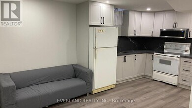 10 Damian Dr in Richmond Hill, ON - Building Photo - Building Photo