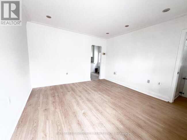 970 Briar Hill Ave in Toronto, ON - Building Photo - Building Photo