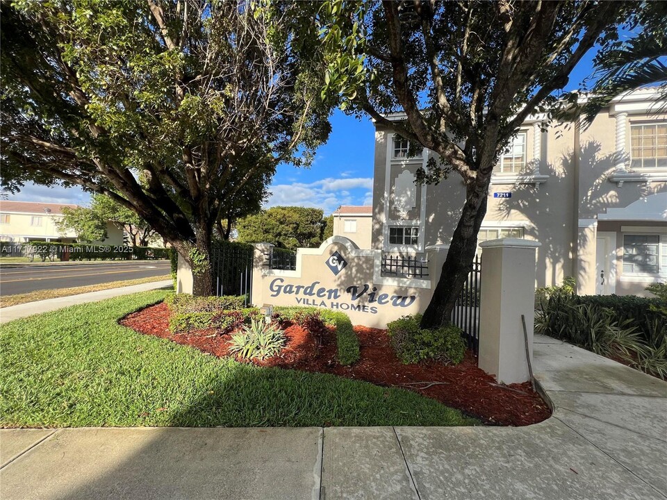 7211 NW 174th Terrace in Hialeah, FL - Building Photo