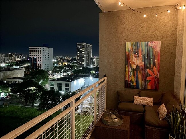 444 NE 30th St, Unit 1006 in Miami, FL - Building Photo - Building Photo
