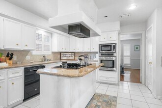 6923 Mossridge Dr in Houston, TX - Building Photo - Building Photo