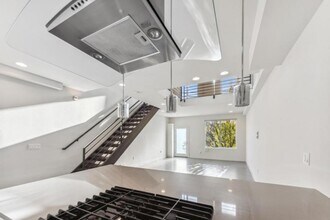 92 E Newton St in Seattle, WA - Building Photo - Building Photo