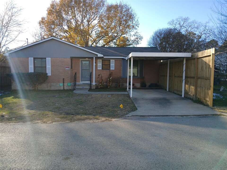 121 Roy St in Magnolia, TX - Building Photo