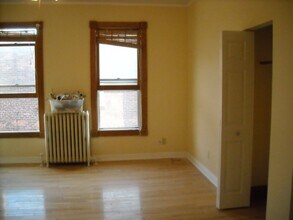 2404 Dupont Ave S in Minneapolis, MN - Foto de edificio - Building Photo