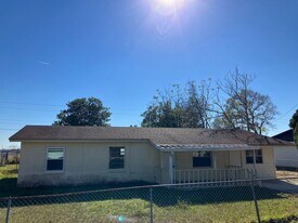 39500 Lincoln Ave in Zephyrhills, FL - Building Photo