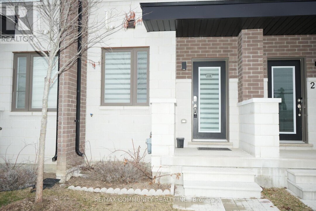 250-250 Finch Ave in Pickering, ON - Building Photo