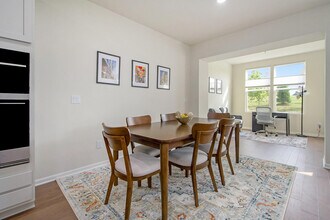 5525 E Spaniel Dr in Ann Arbor, MI - Foto de edificio - Building Photo