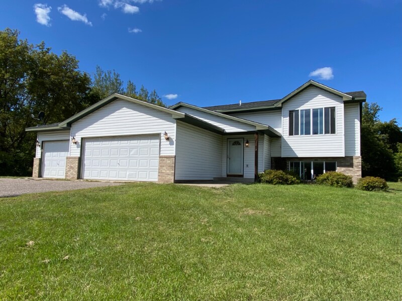 2415 319th Ln NE in Cambridge, MN - Foto de edificio