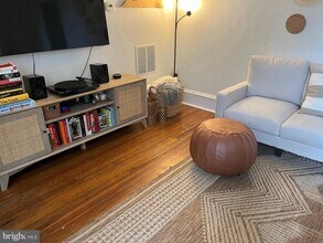 335 S 4th St-Unit -3 in Philadelphia, PA - Foto de edificio - Building Photo