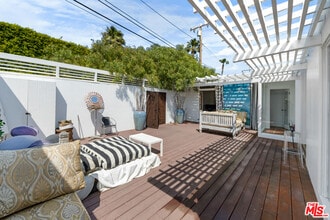 27060 Malibu Cove Colony Dr in Malibu, CA - Foto de edificio - Building Photo
