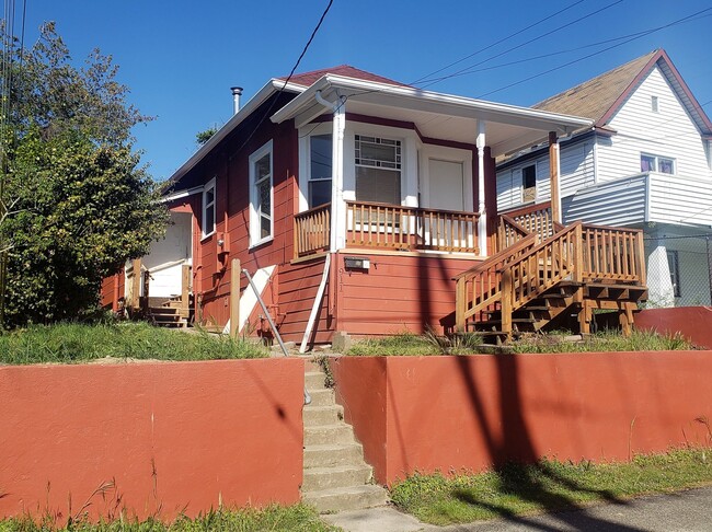 911 Chester Ave in Bremerton, WA - Building Photo - Building Photo