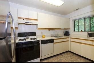 352 N Greeley Ave in Chappaqua, NY - Foto de edificio - Building Photo