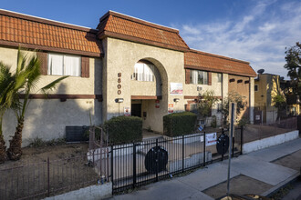 8800 Cedros Ave in Panorama City, CA - Foto de edificio - Building Photo