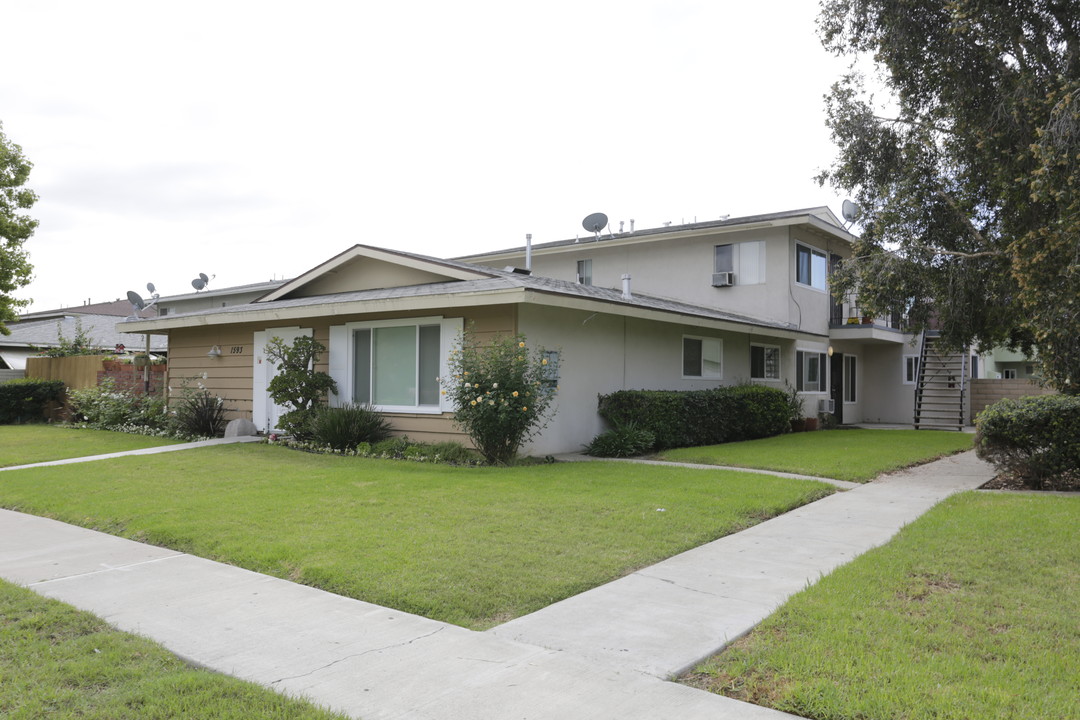 1593 Coriander Dr in Costa Mesa, CA - Foto de edificio