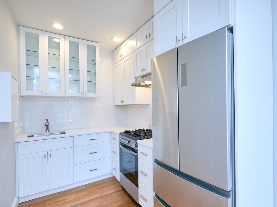 42 Linnaean St in Cambridge, MA - Building Photo
