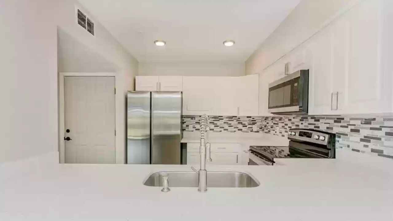 813 Pinewood Ct, Unit 813 in Haines City, FL - Building Photo