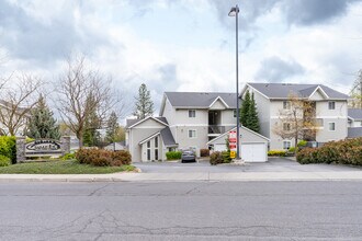 Courts At Indian Canyon in Spokane, WA - Foto de edificio - Building Photo
