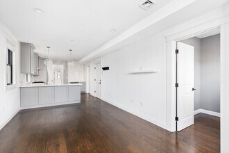 230 E Eagle St, Unit #1 in Boston, MA - Foto de edificio - Building Photo