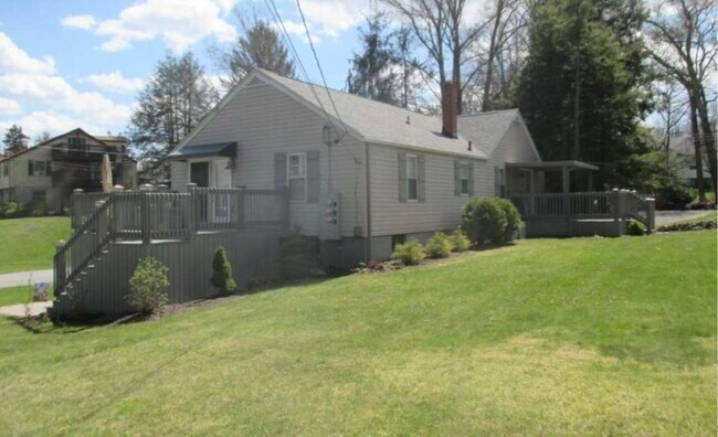 1633 Otlahurst Dr, Unit 1633 Otlahurst apt 1 in Fairmont, WV - Foto de edificio - Building Photo
