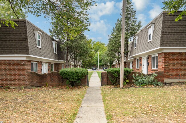 Townhouse Court Apartments in Dayton, OH - Building Photo - Building Photo