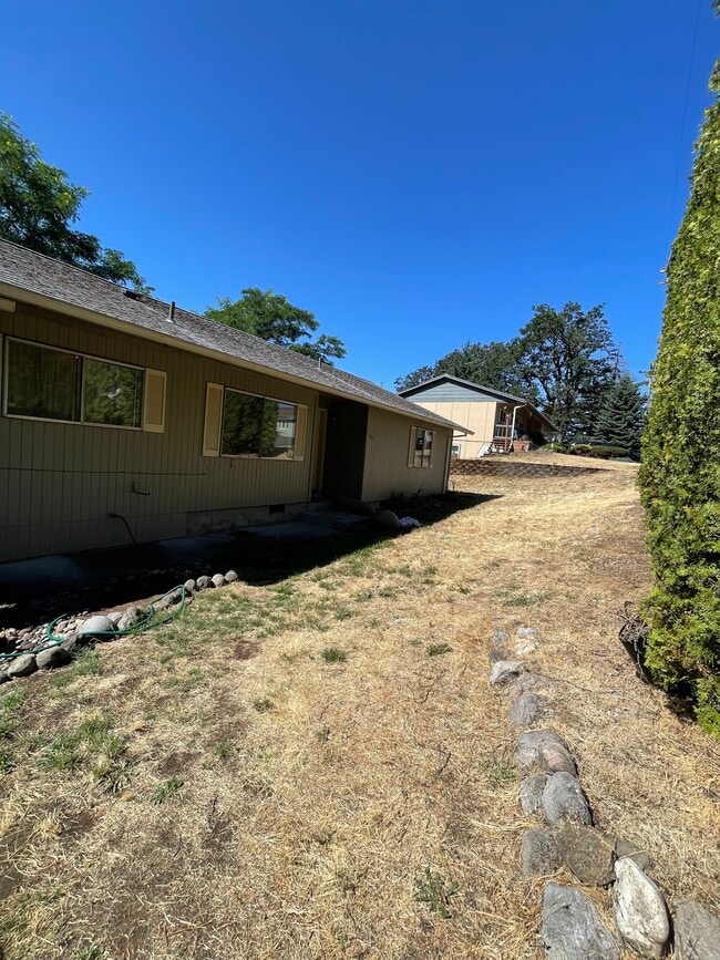 100 SW Ruckel St in Cascade Locks, OR - Foto de edificio - Building Photo