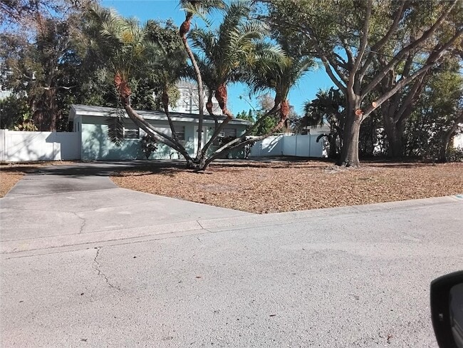 327 Barbara Cir in Belleair, FL - Building Photo - Building Photo