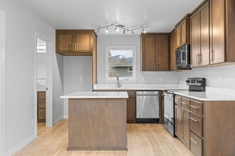 253 Rockfellow Pl in Talent, OR - Building Photo - Building Photo