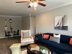 10 Westwood Dr in Westbury, NY - Building Photo - Building Photo