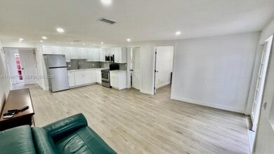 48 SW 14th St in Dania Beach, FL - Foto de edificio - Building Photo