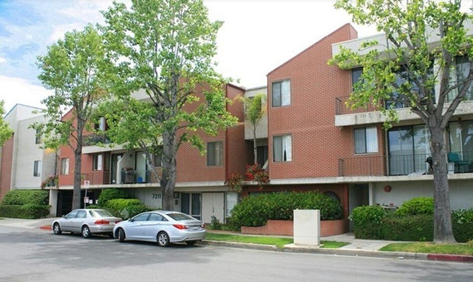 7211 Cozycroft Ave in Los Angeles, CA - Building Photo
