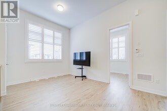 33 Golden Fern St in Markham, ON - Building Photo - Building Photo